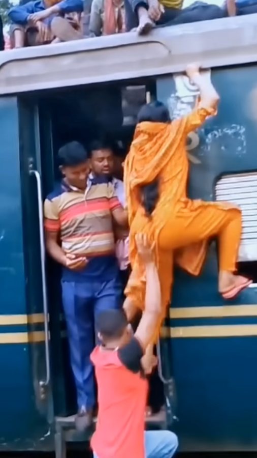 Eid train journey!! 2026🌙 #Viral #Shorts #trendingshorts (720p)